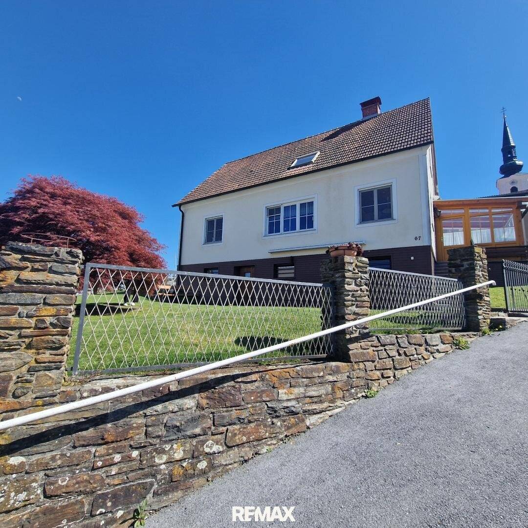 Well-Maintained House with Winter Garden