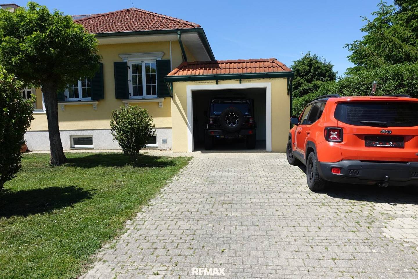 Einfamilienhaus mit Garten und Naturpool