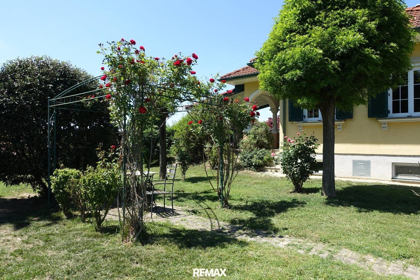 Einfamilienhaus mit Garten und Naturpool