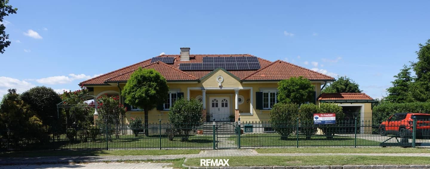 Einfamilienhaus mit Garten und Naturpool