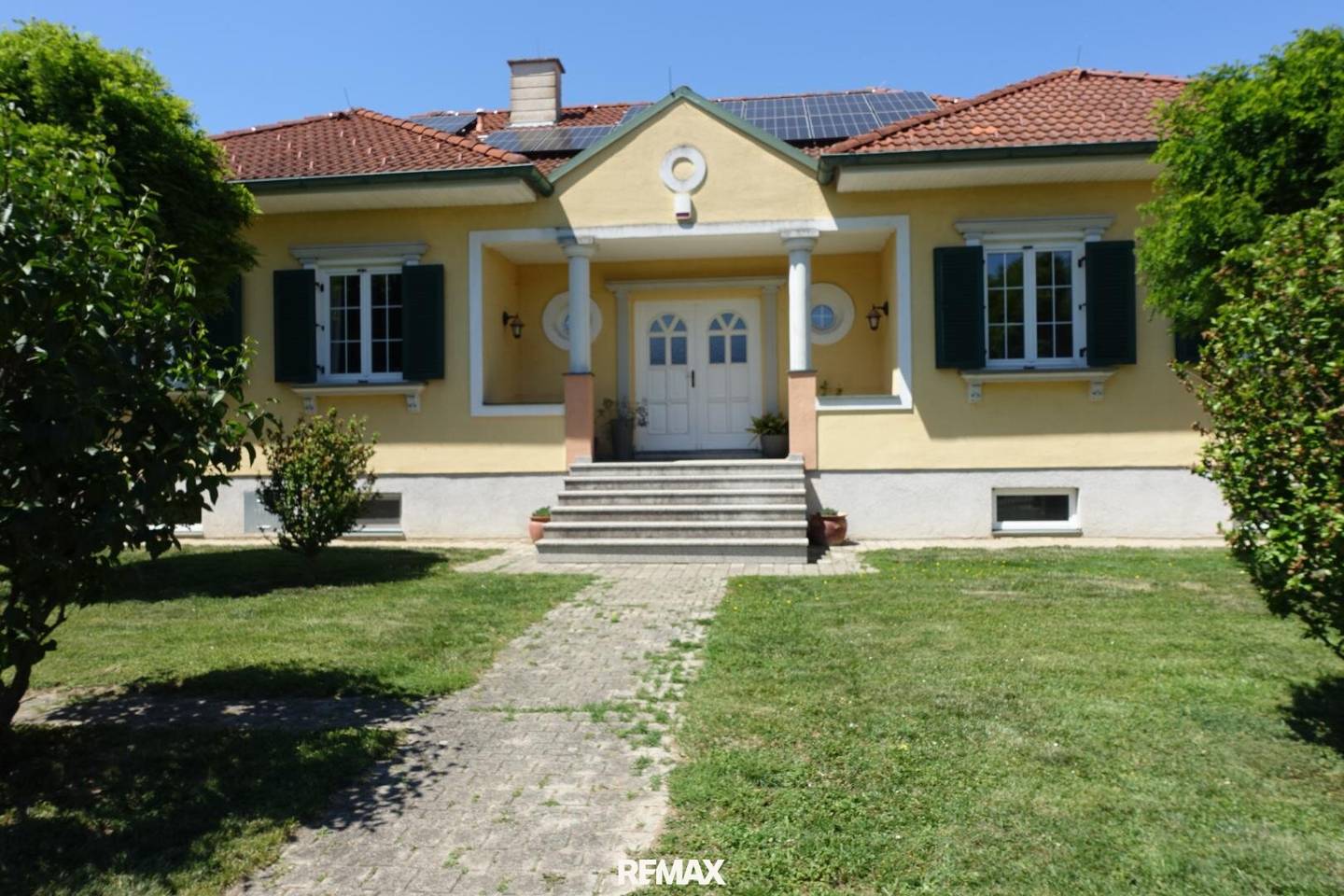 Einfamilienhaus mit Garten und Naturpool