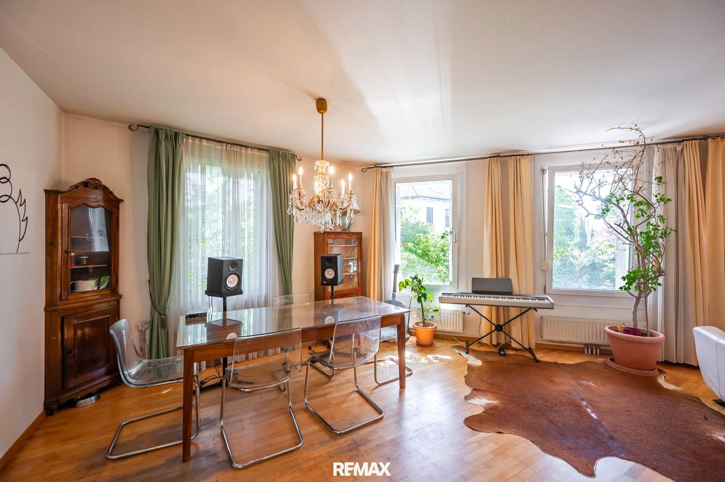 Apartment with Private Garden and Garage