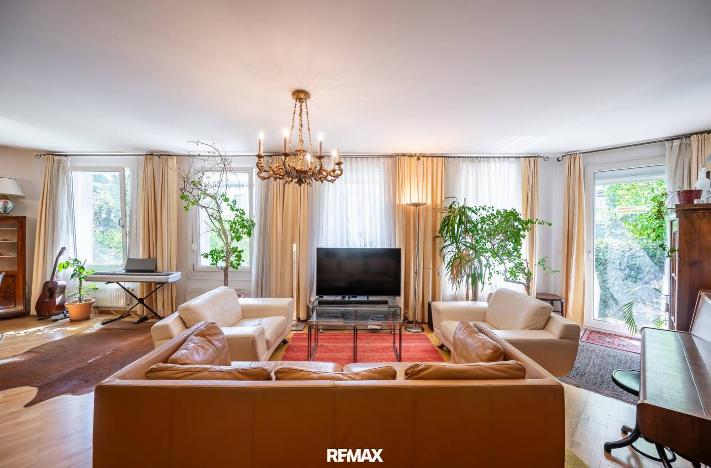 Apartment with Private Garden and Garage