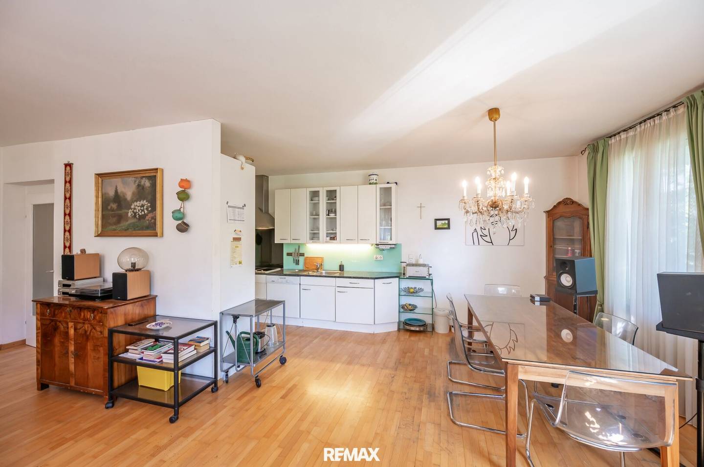 Apartment with Private Garden and Garage