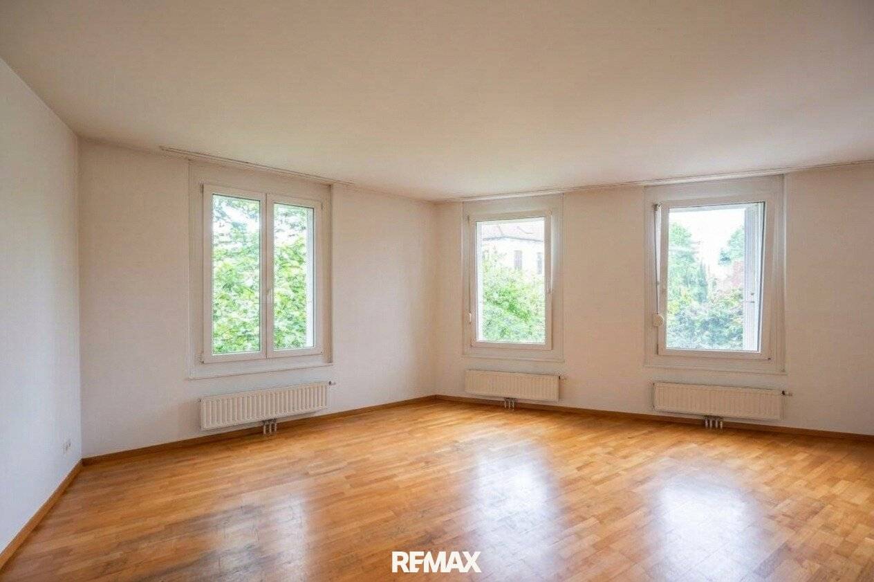 Apartment with Private Garden and Garage