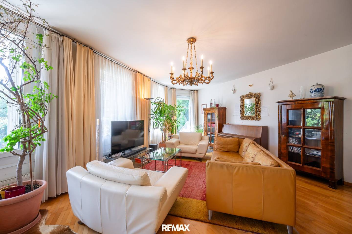 Apartment with Private Garden and Garage