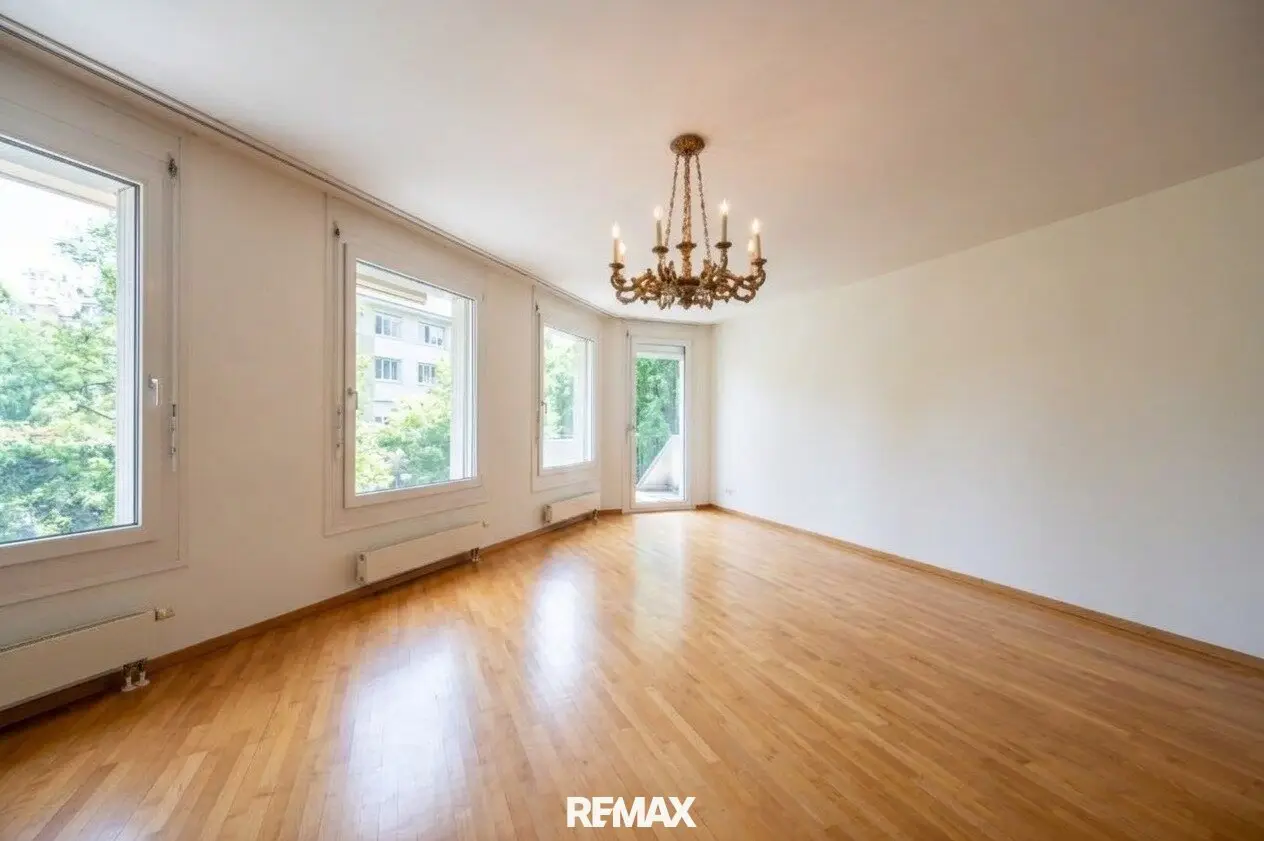 Apartment with Private Garden and Garage
