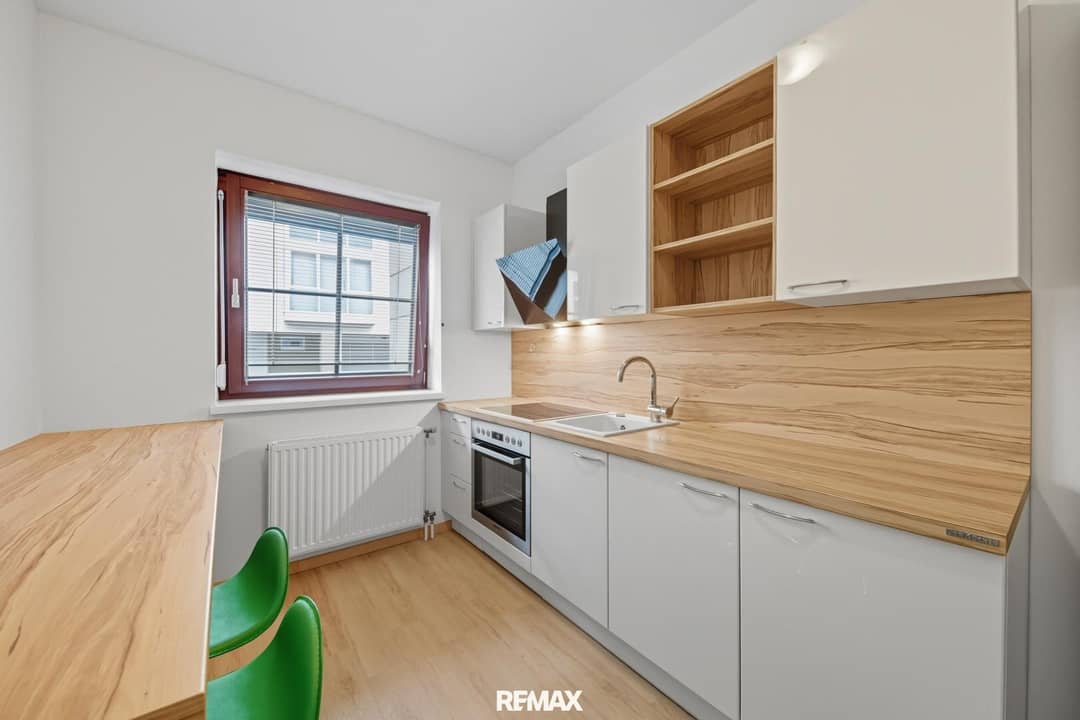 Modern barrier free apartment in central location