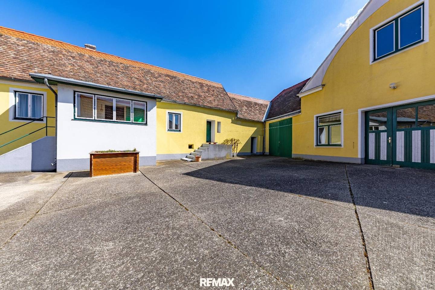 Property with Guest House and Courtyard in Obernalb