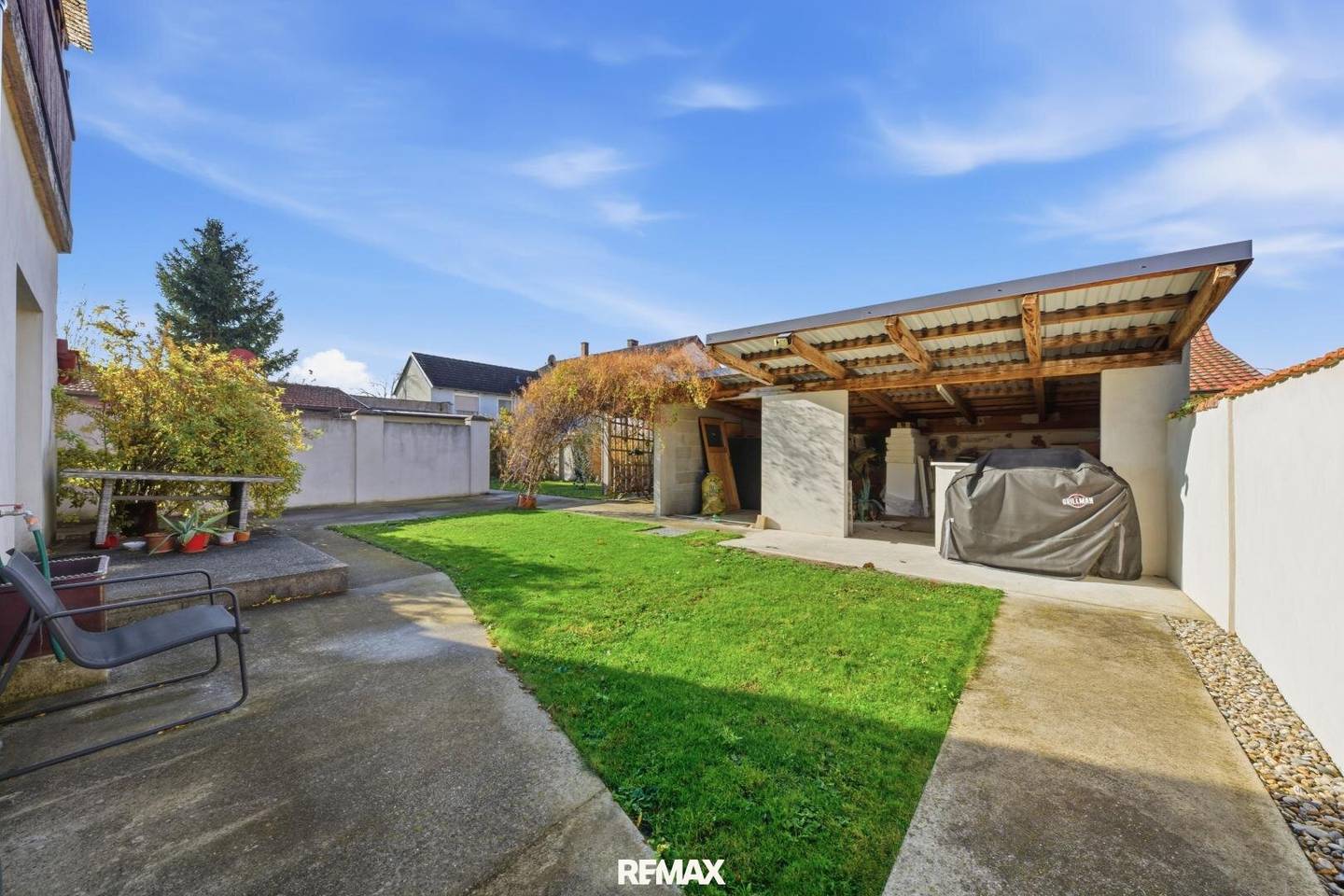 Family House with Garage in Zwentendorf