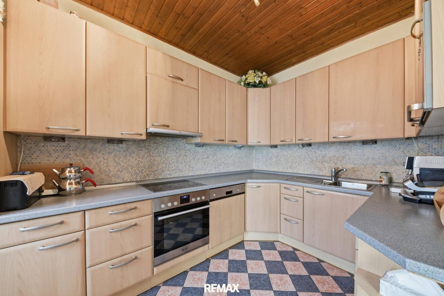 Family House with Garage in Zwentendorf