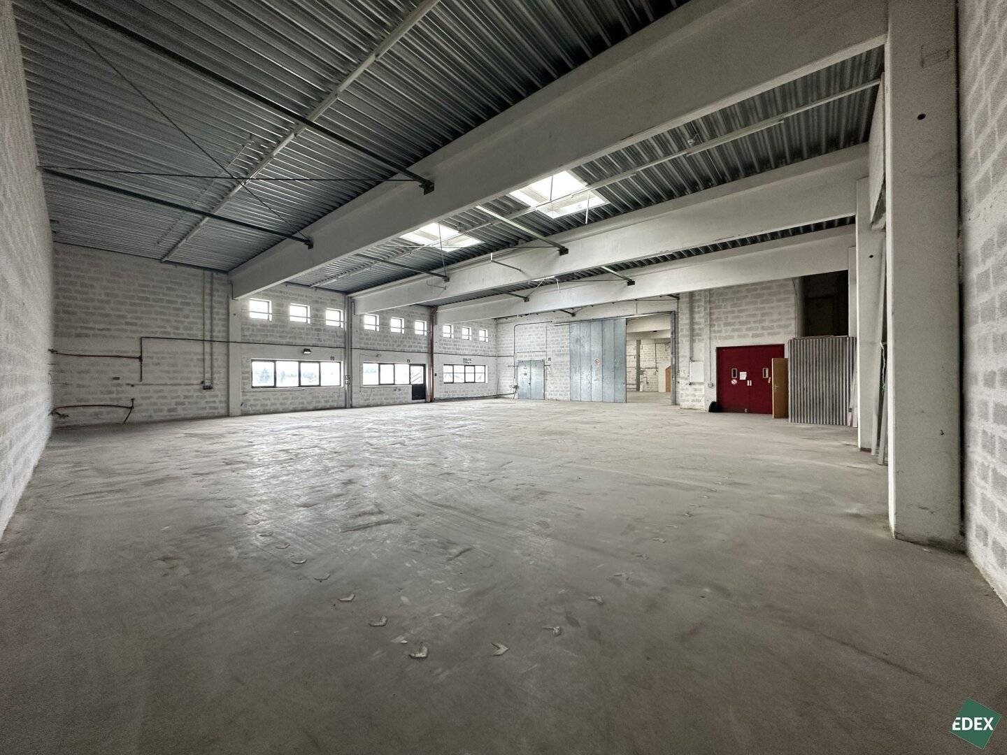 Commercial property with freight elevator and excellent transport links