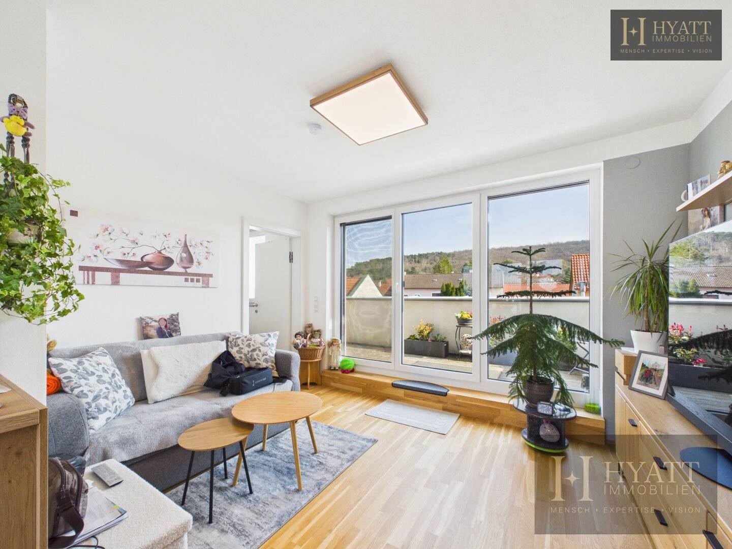 Attic apartment like new with two balconies