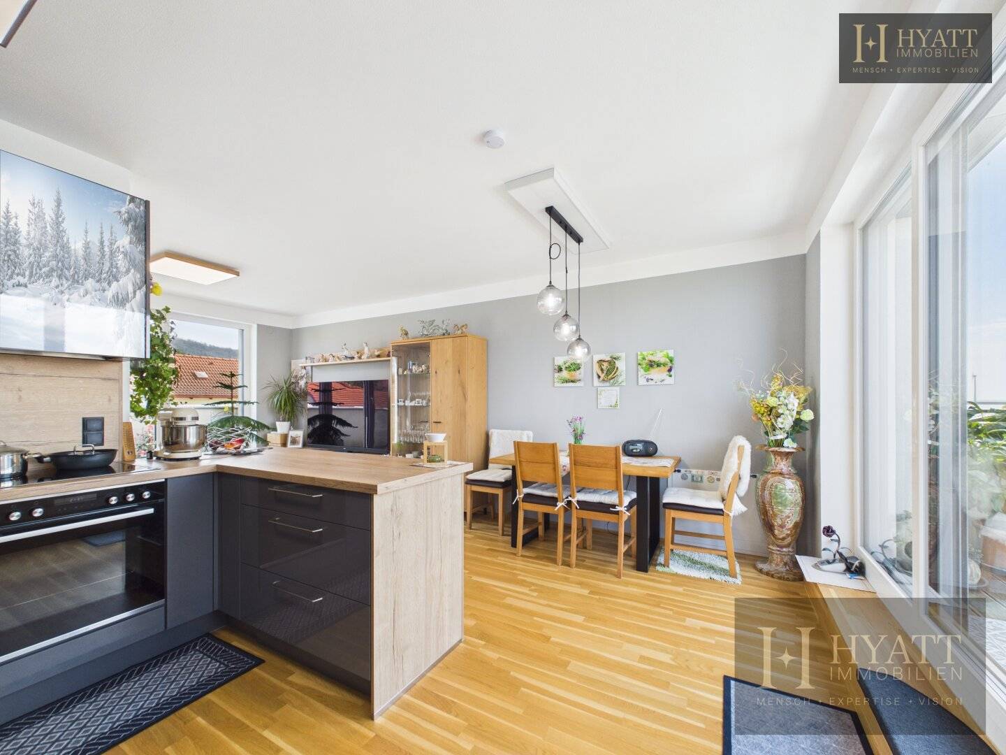Attic apartment like new with two balconies