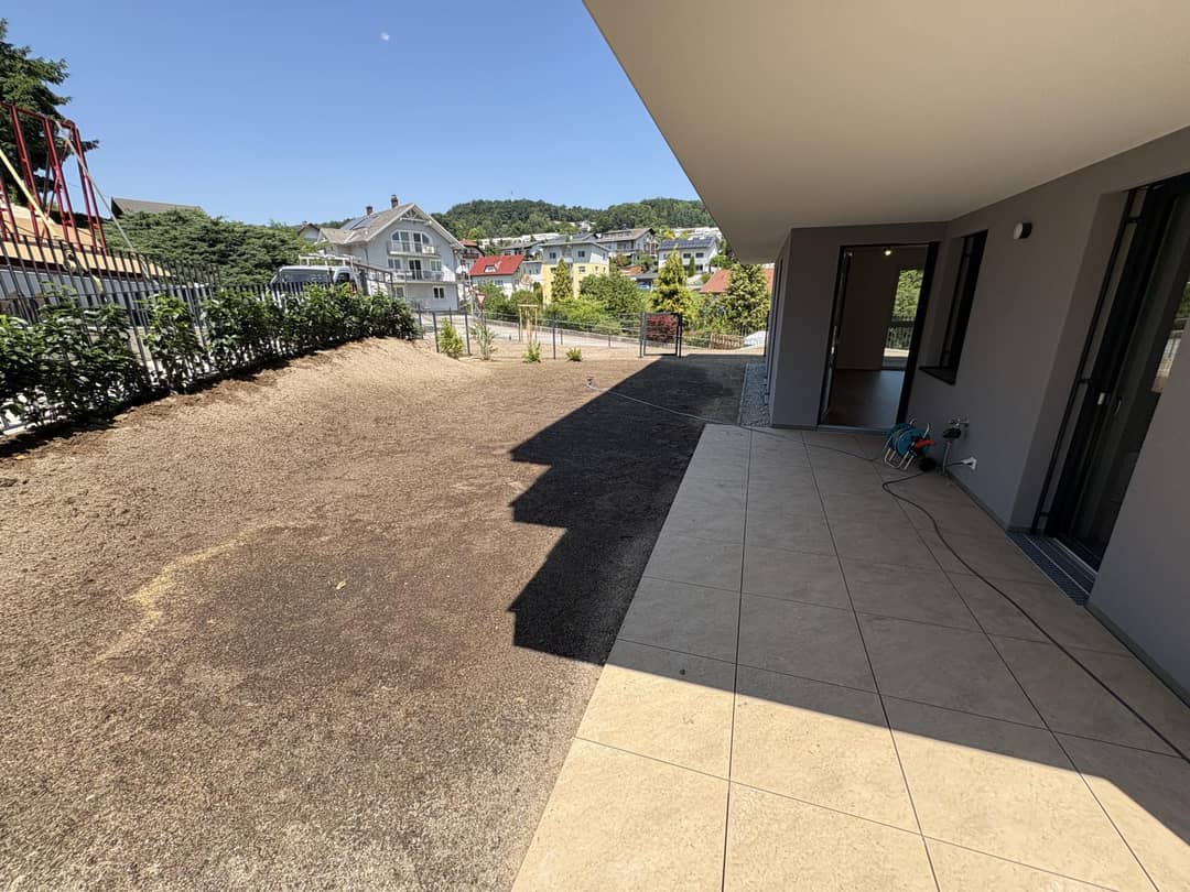 Apartment with private garden and two garages