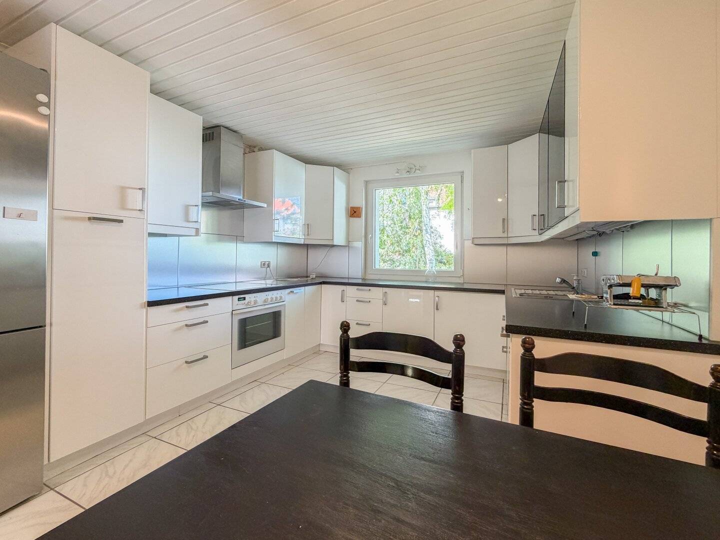 Semi-detached house with garden and garage in Essling