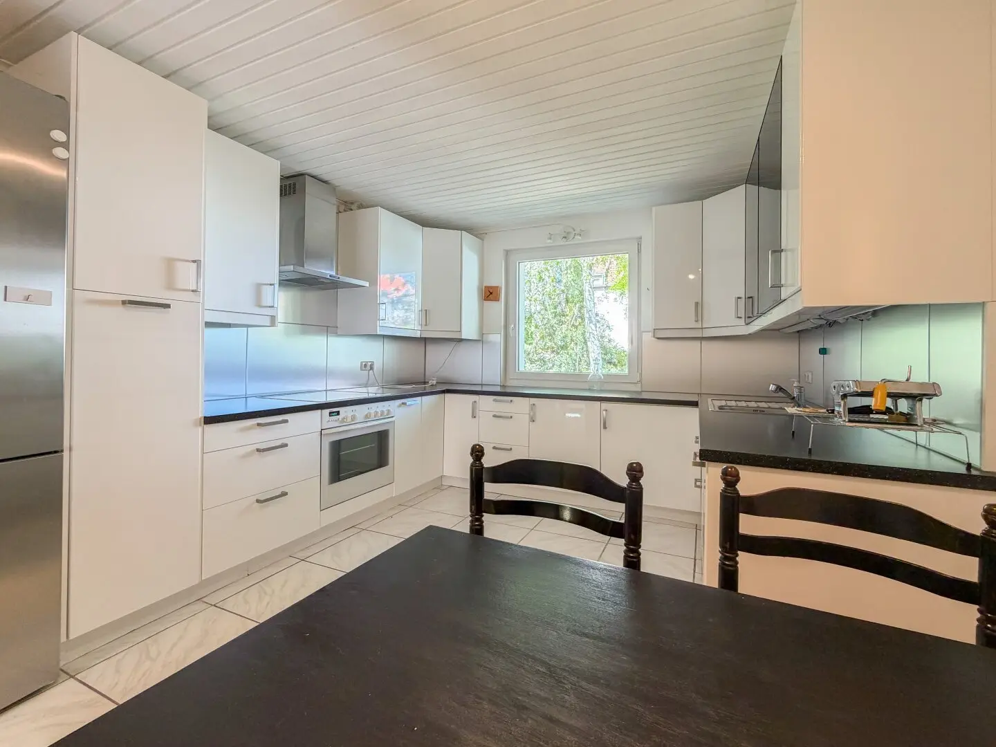 Semi-detached house with garden and garage in Essling