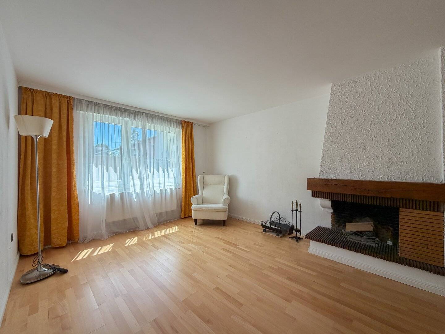 Semi-detached house with garden and garage in Essling
