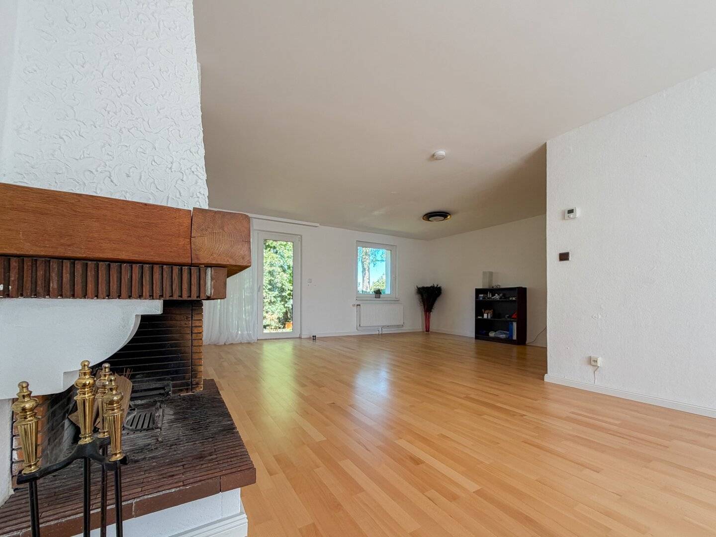 Semi-detached house with garden and garage in Essling