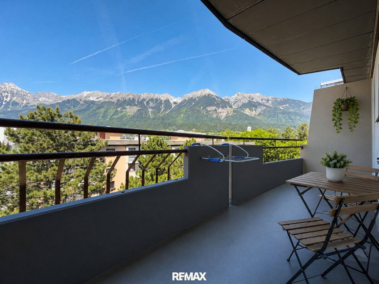Apartment with mountain view and two balconies