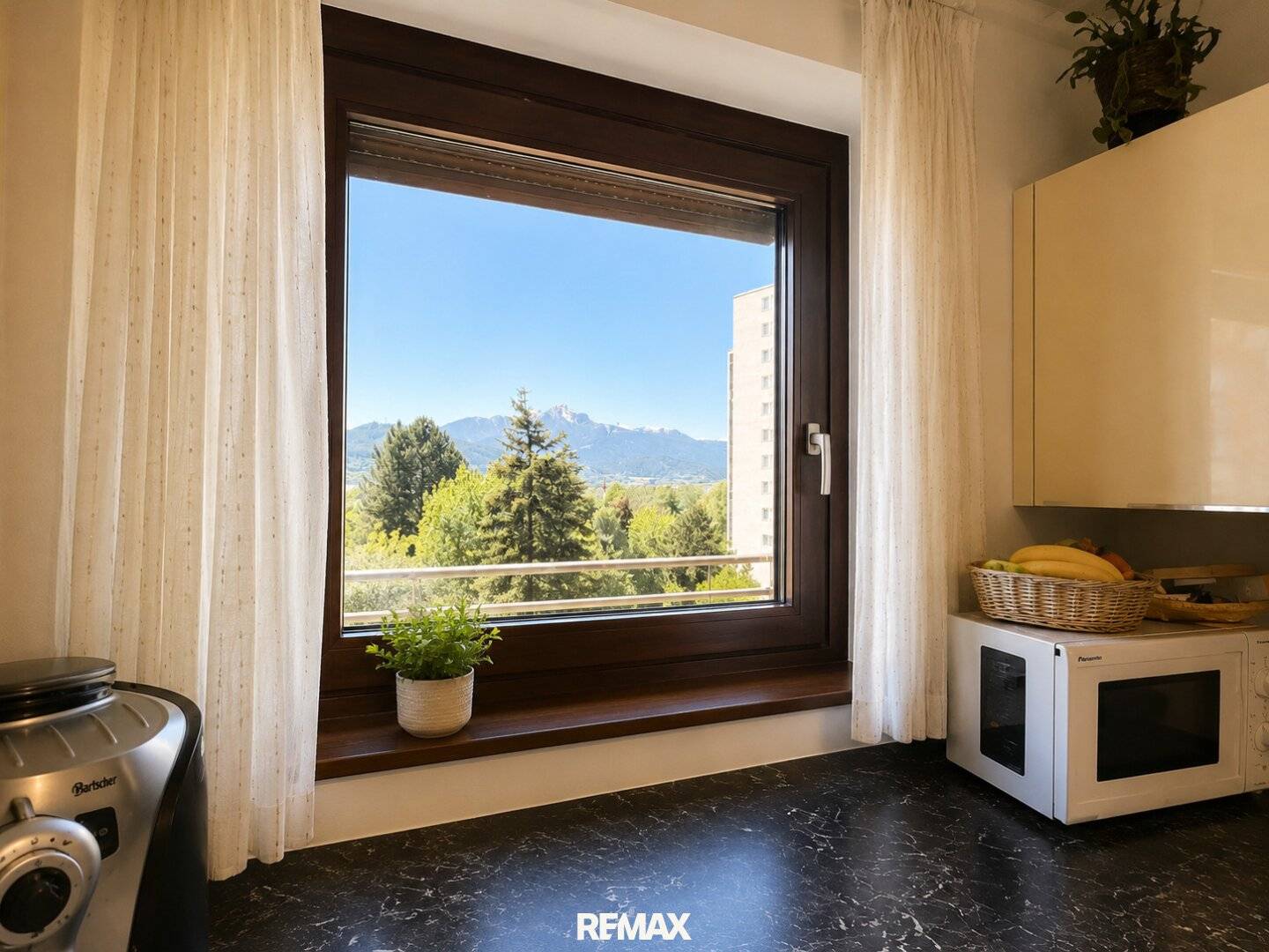 Apartment with mountain view and two balconies