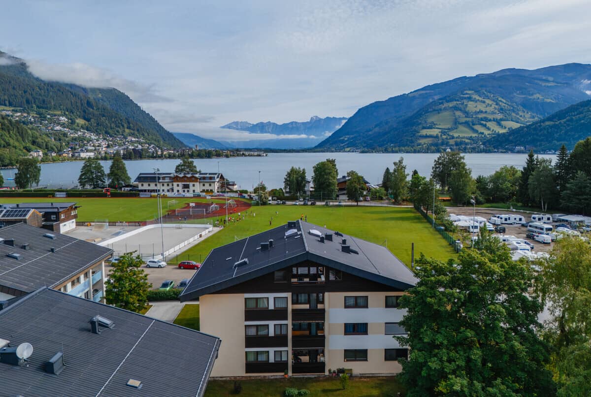 Apartment near the lake with a loggia and a view of greenery