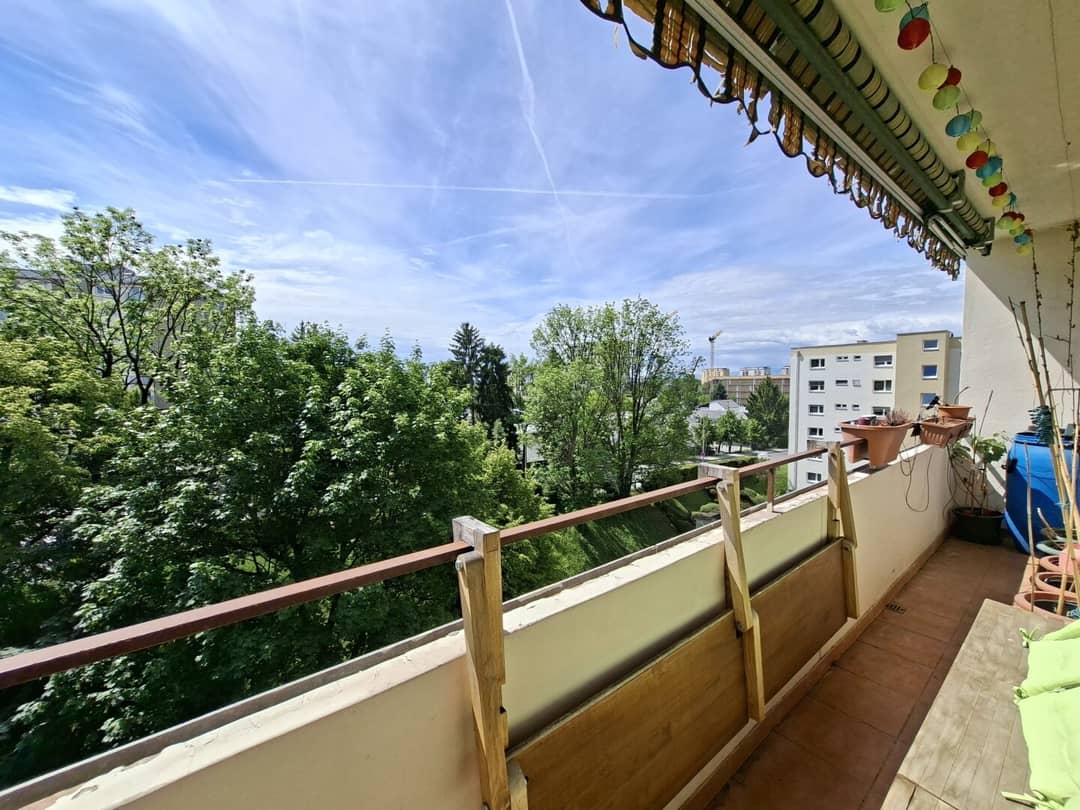 Bright apartment with loggia near Liebenauer Stadion