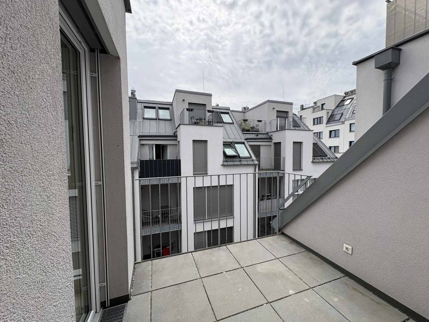 Dachgeschosswohnung mit Terrasse nahe Shopping City Nord