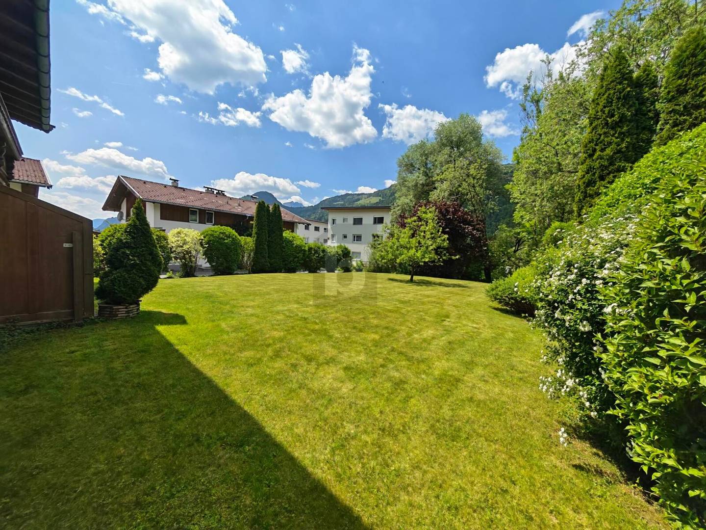Sunny central building plot Apartment