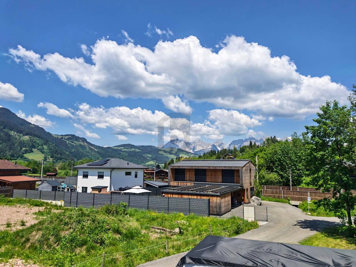 Baubescheid bereit sonniger Blick auf Wilden Kaiser Wohnung
