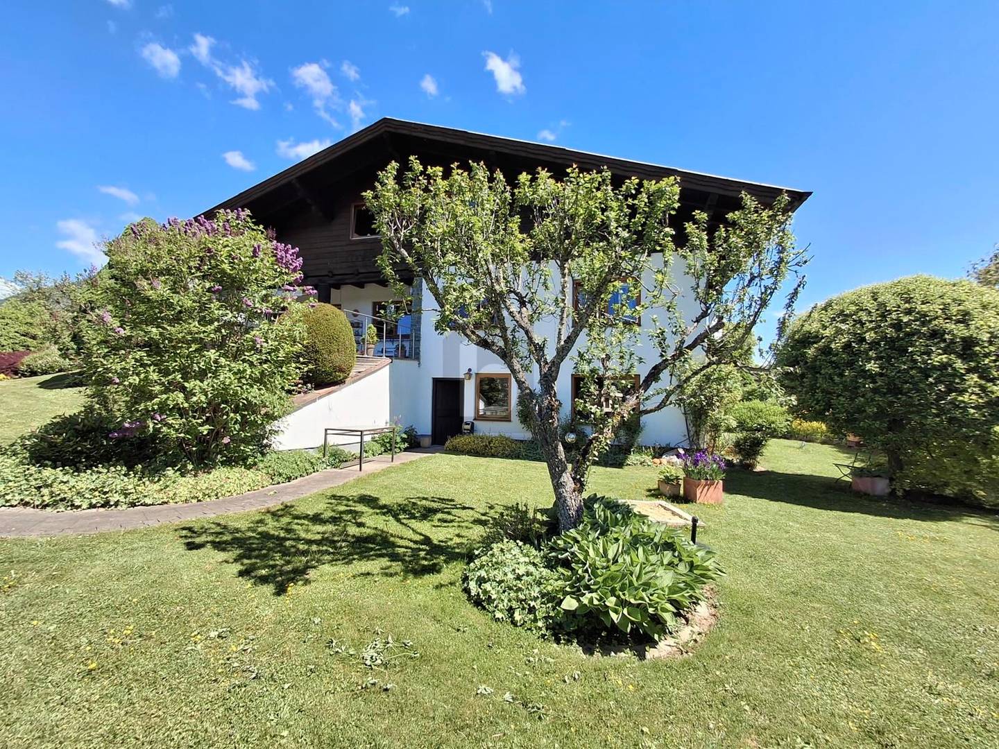 Exklusives Anwesen mit Wellness und Panoramablick Familienwohnung