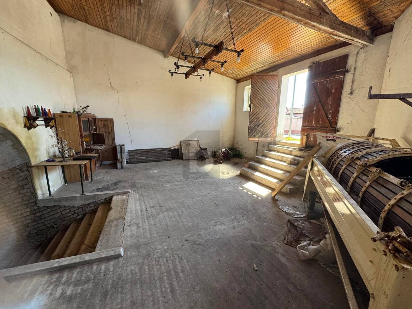 Kühler Weinkeller auf zwei Ebenen Souterrainwohnung