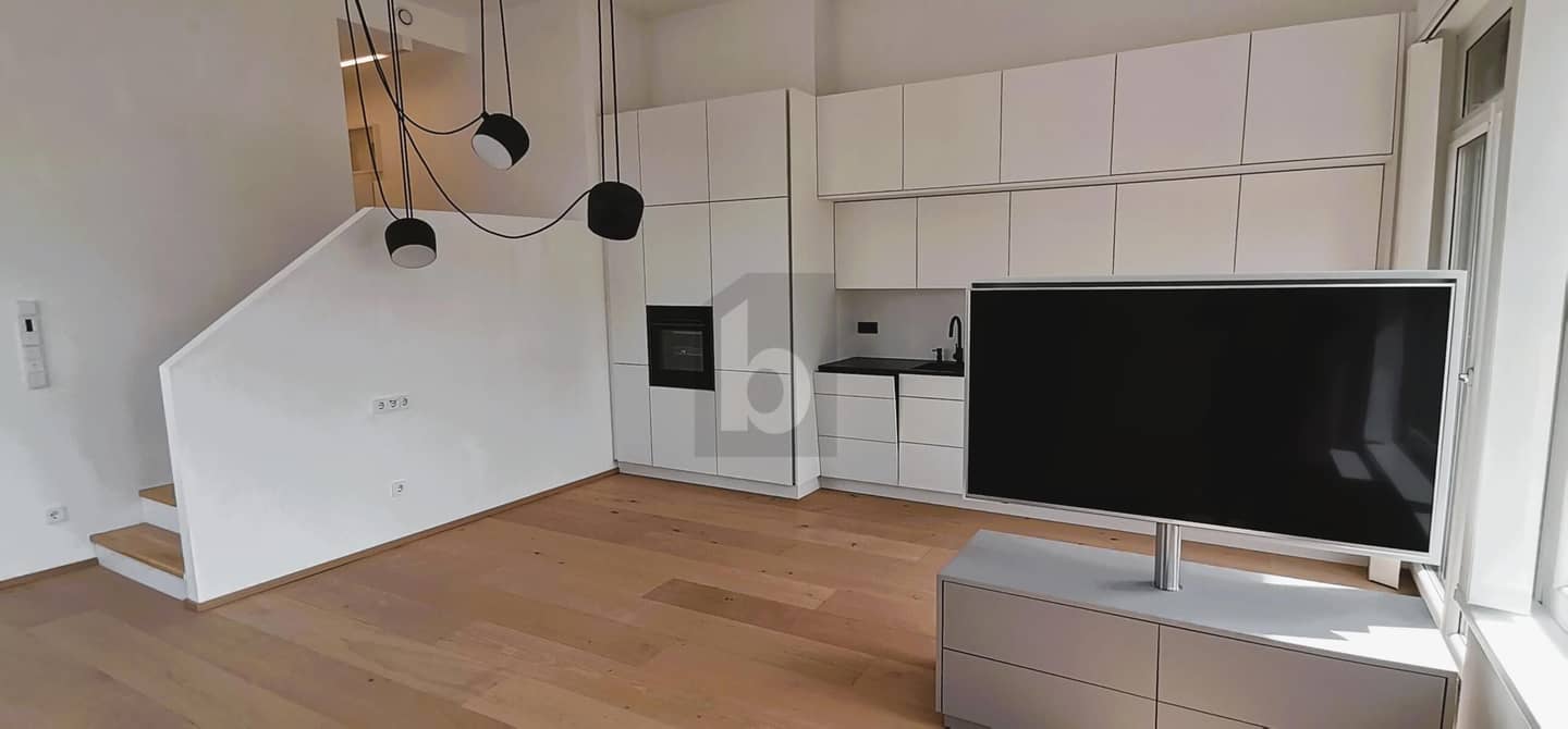 Lichtdurchflutete Wohnung mit 3,80 m Raumhöhe und Südbalkon