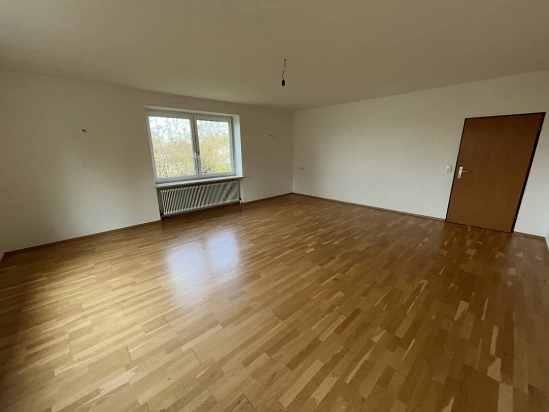 Spacious apartment with balcony and transport links