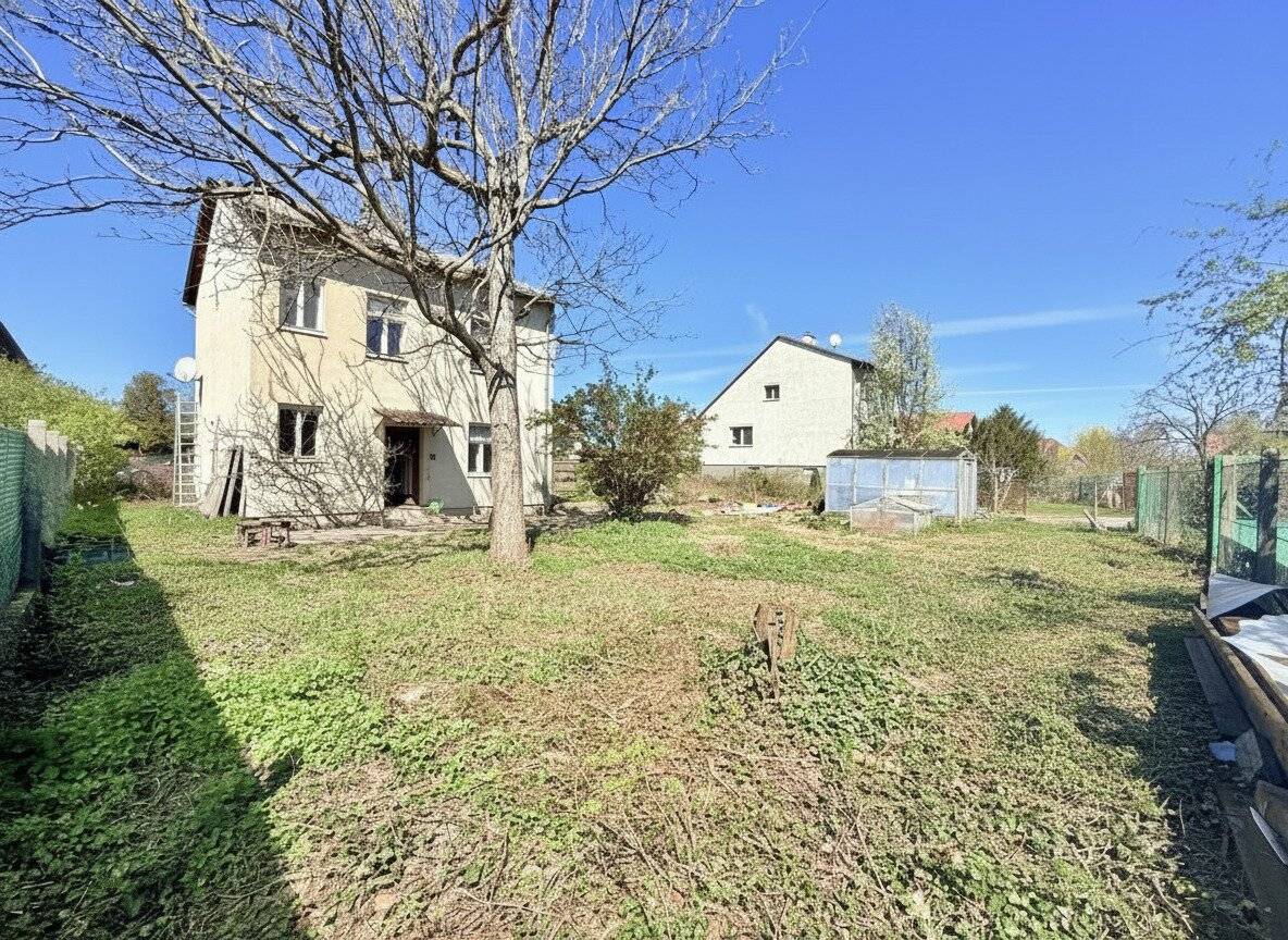 Renovation-Ready House 140 m² on 530 m² Plot