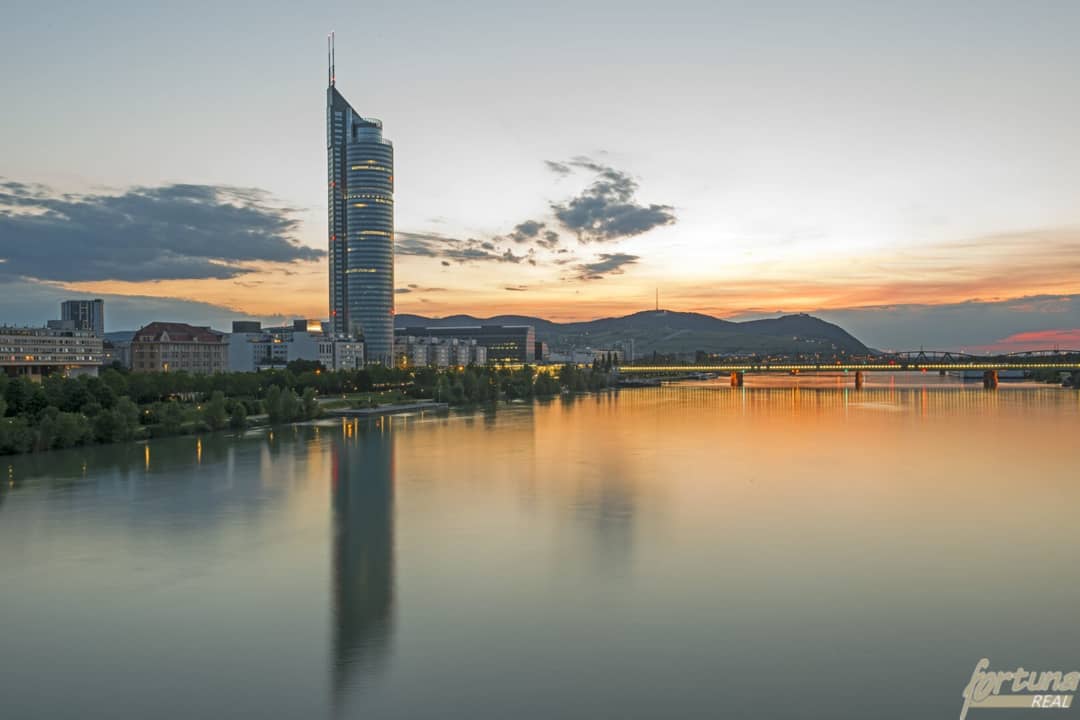Office 425 m² in Millennium Tower