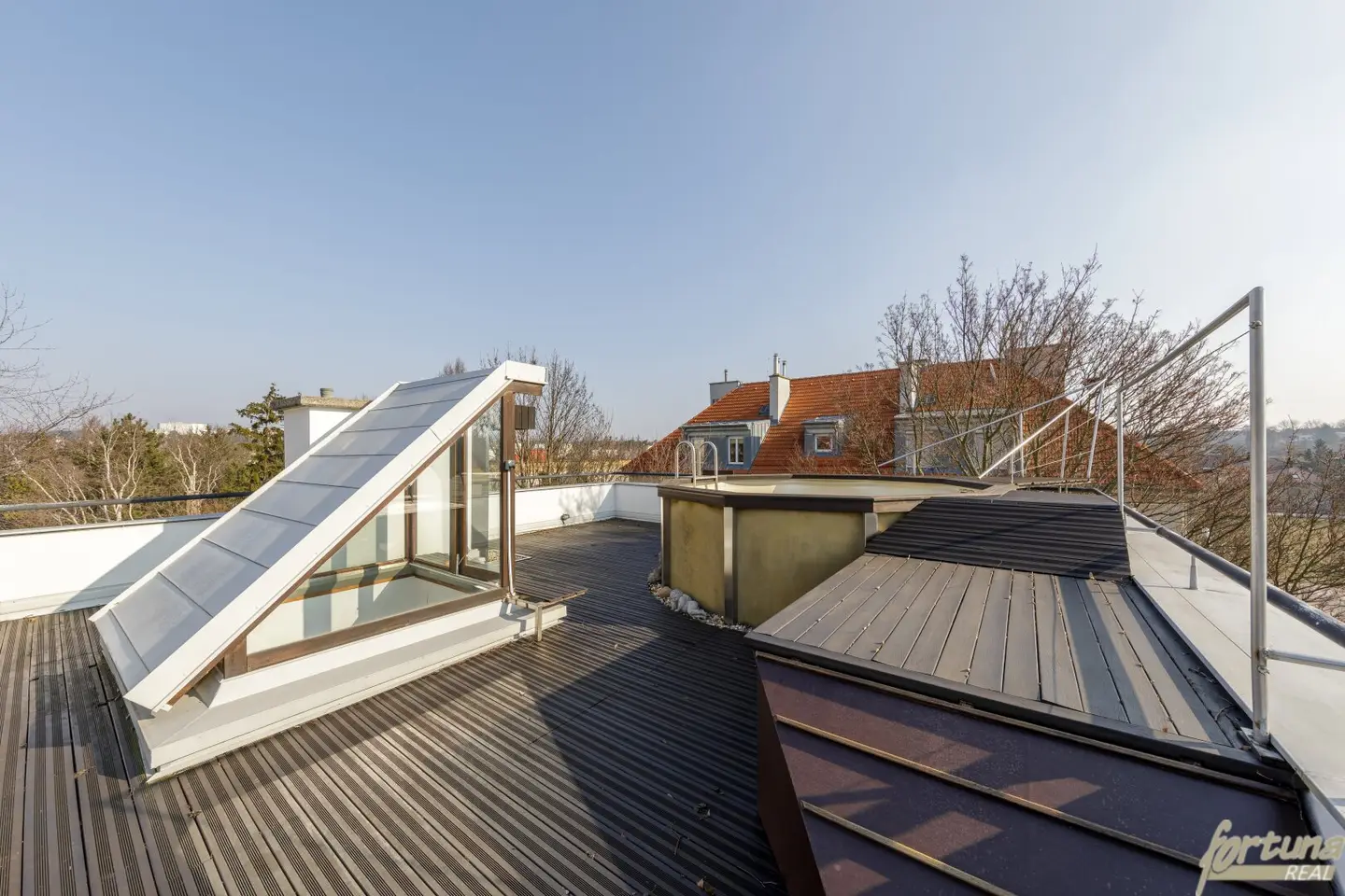 Top floor apartment with roof terrace and pool