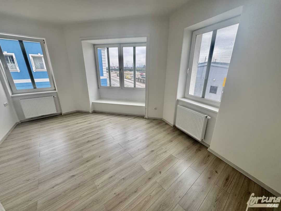 Renovated apartment no commission near center