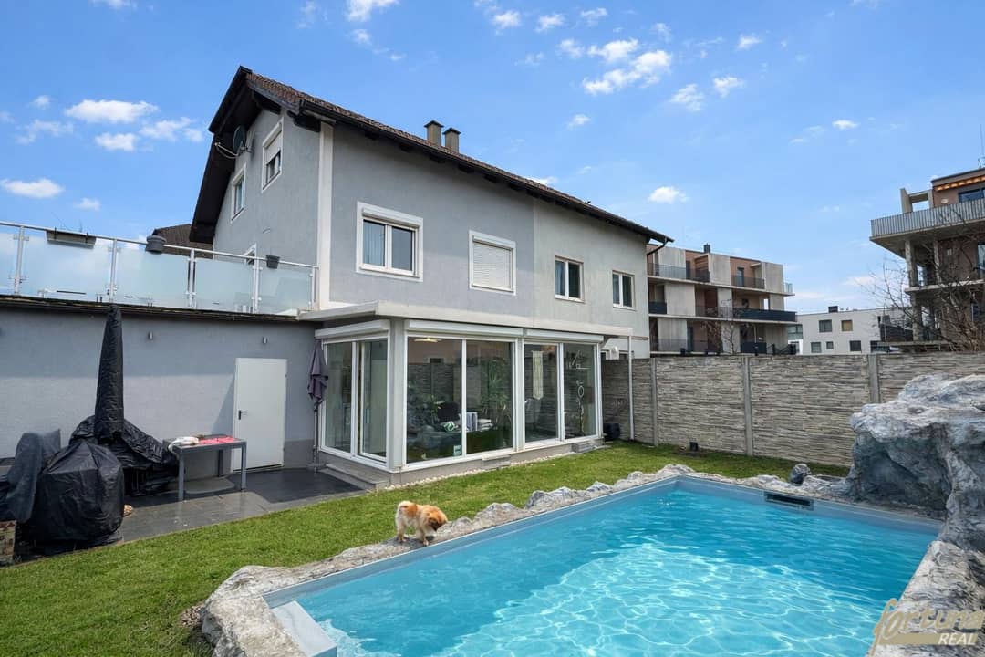Doppelhaushälfte mit Garten und Pool
