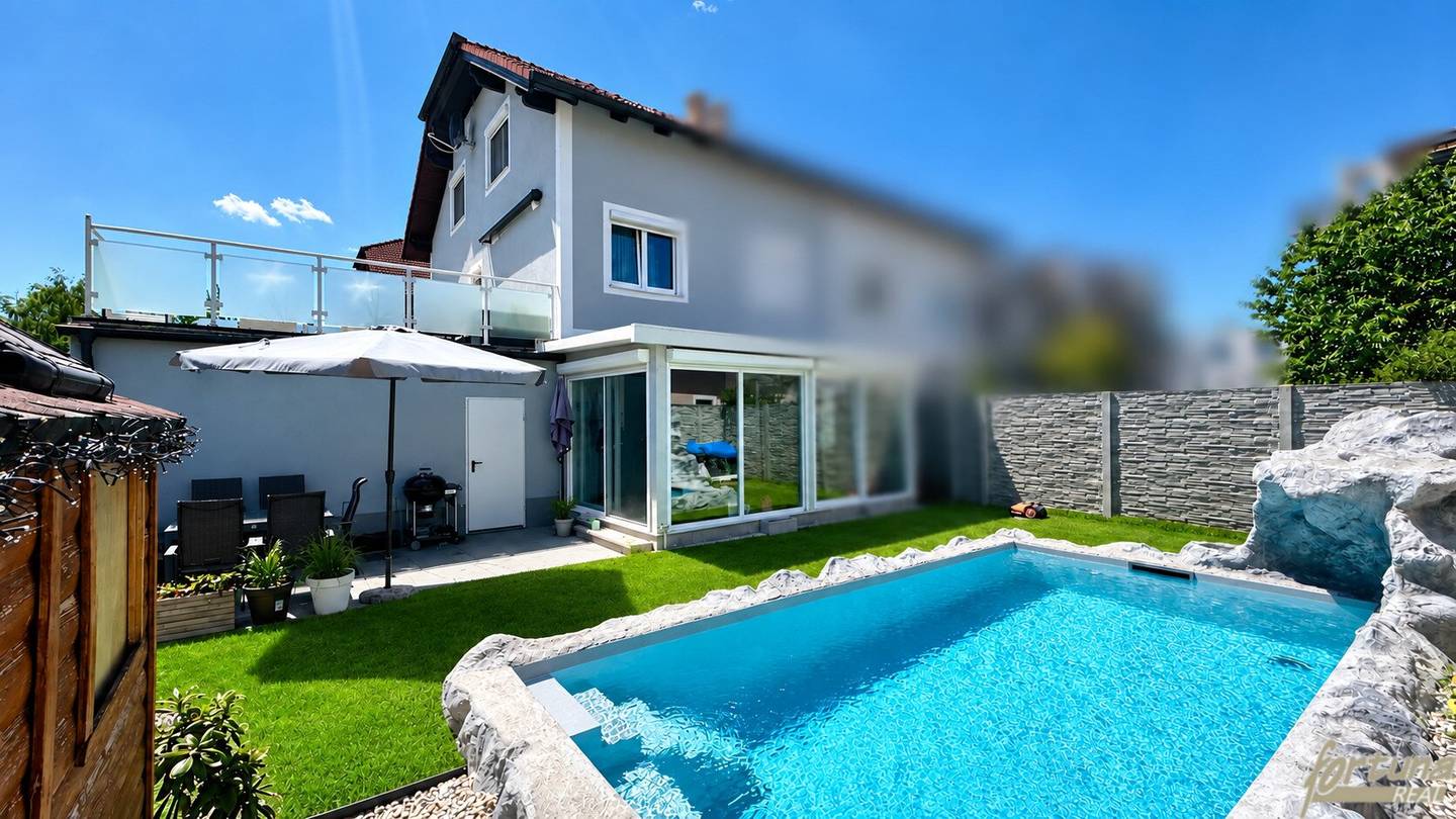 Doppelhaushälfte mit Garten und Pool