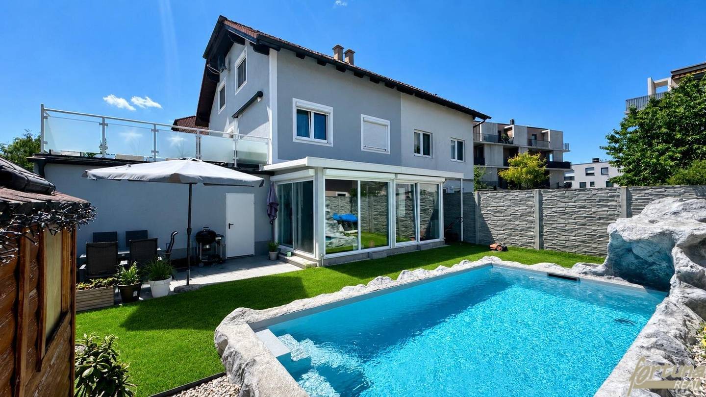 Semi-detached house with garden and pool