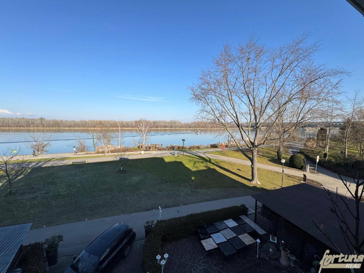 Apartment directly on the Danube with balcony