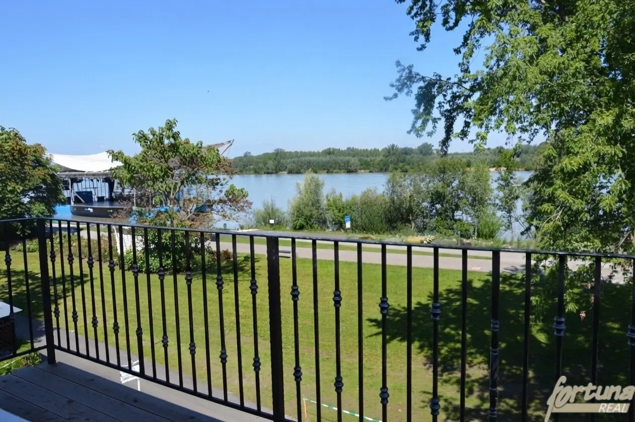 Wohnung direkt an der Donau mit Balkon