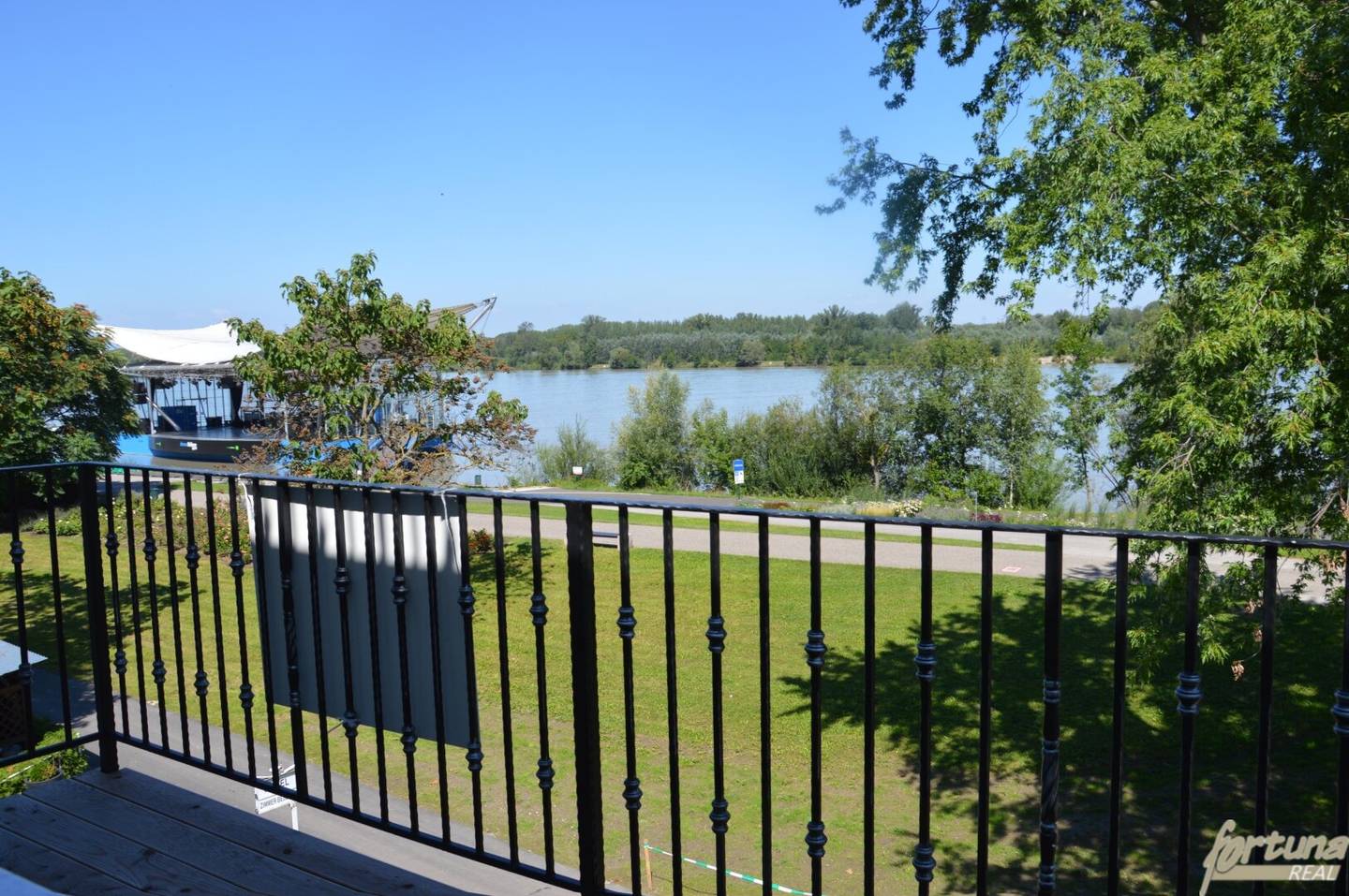 Apartment directly on the Danube with balcony