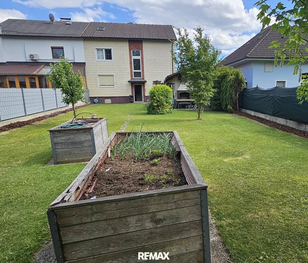 Haus mit Garage und Garten von Nord-West