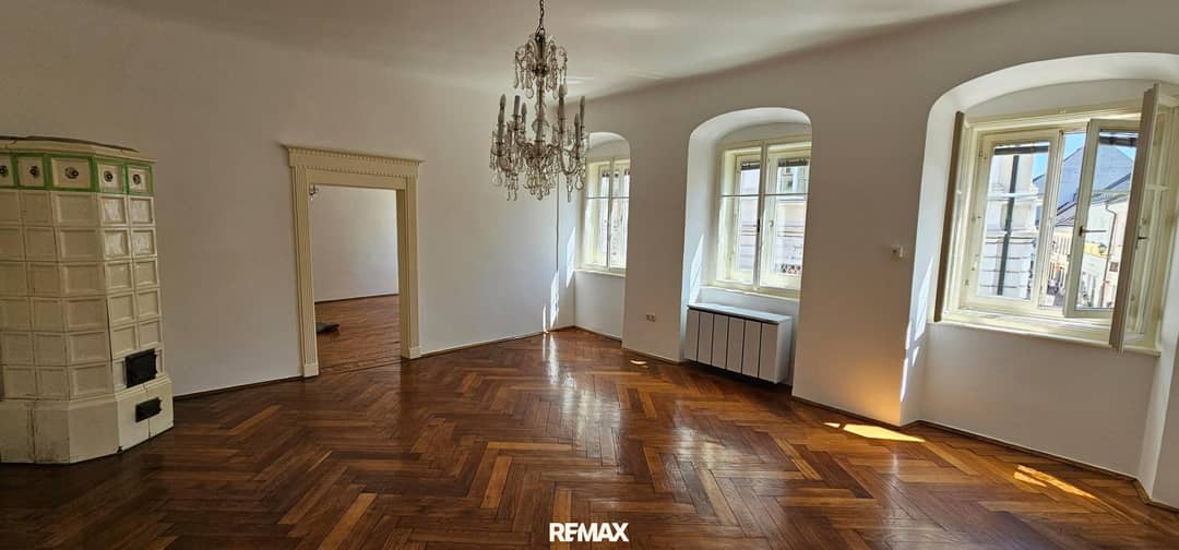 Spacious classic apartment with courtyard terrace