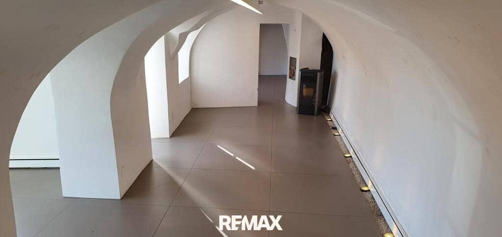 Modern Commercial Space in Historic Building