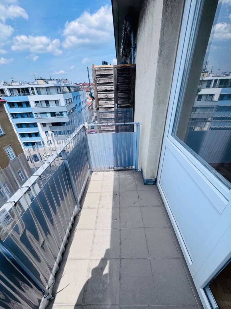 Apartment with balcony and good transport connections