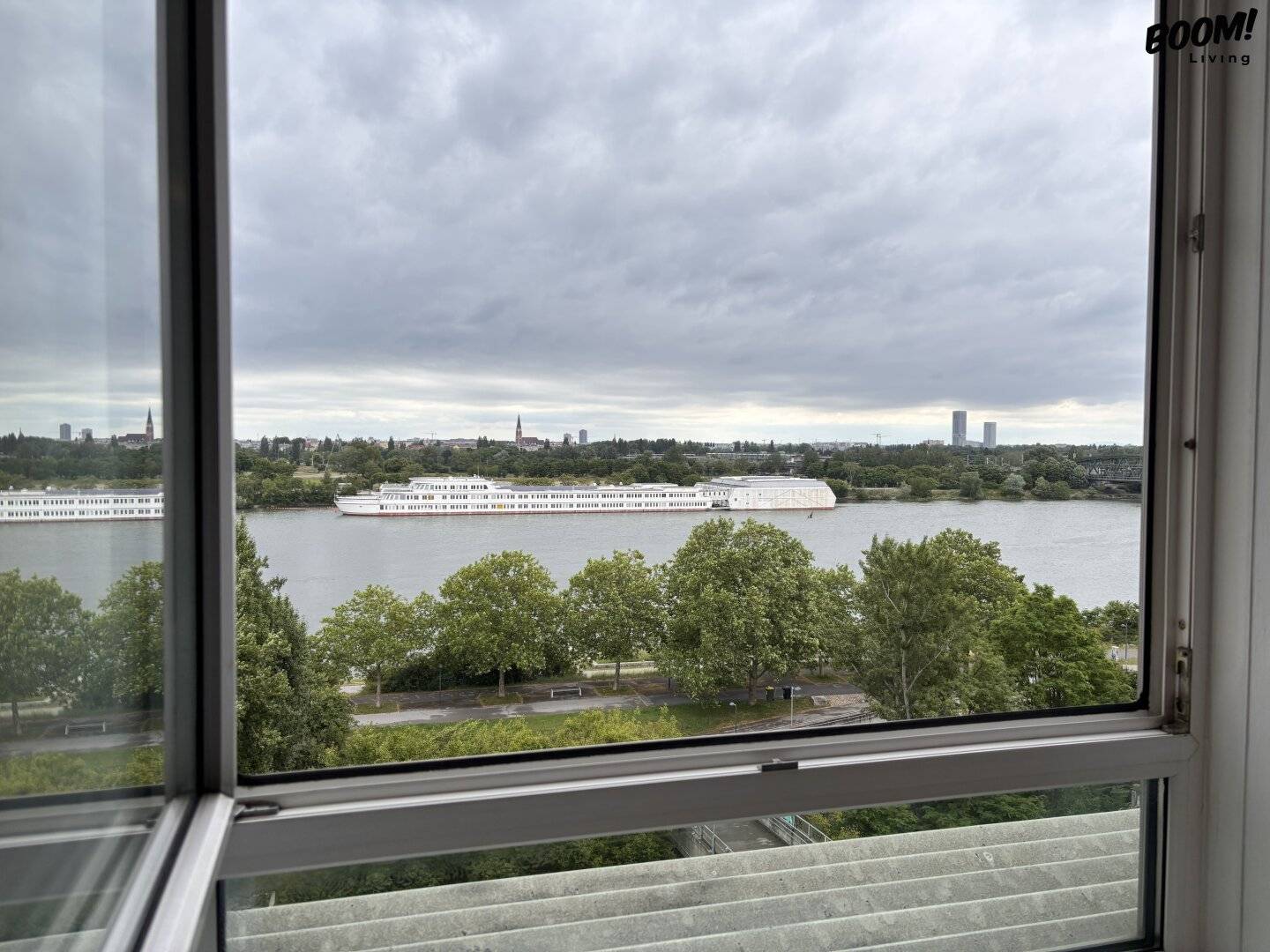 Apartment with Danube View at Friedrich Engels Square