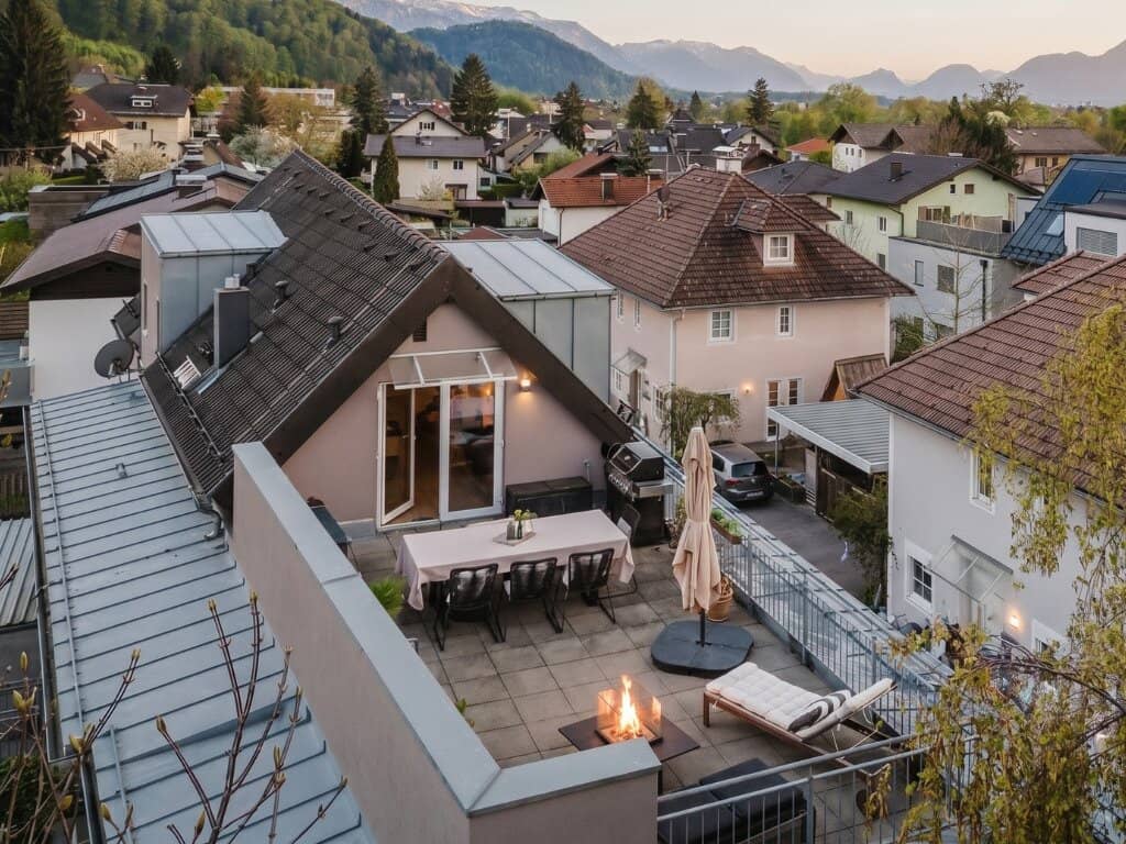 Dachgeschosswohnung with roof terrace and two baths in a green setting